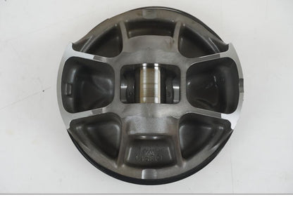 Snett uppifrån på Kolv från en KTM 1290 Super Duke R -2021 motorcykel.