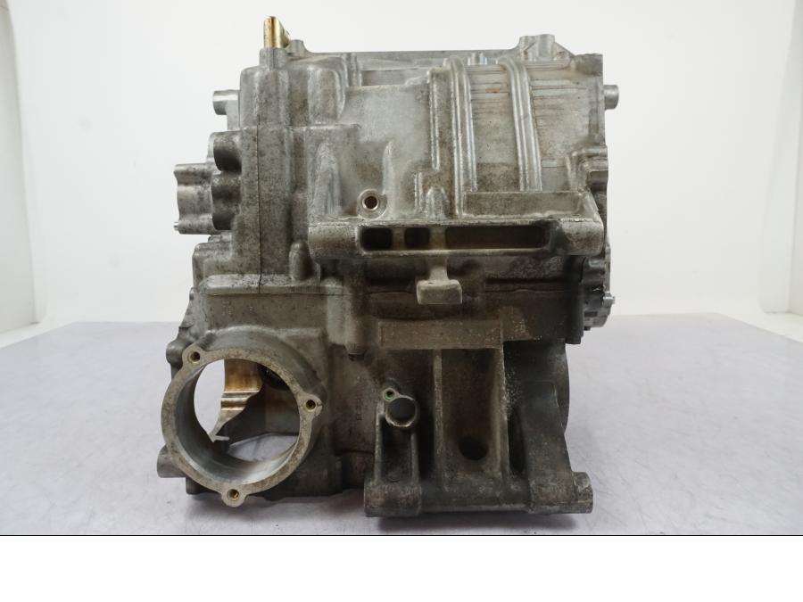 Baksidan på Motorblock från en Yamaha FJR 1300 -2005 motorcykel.