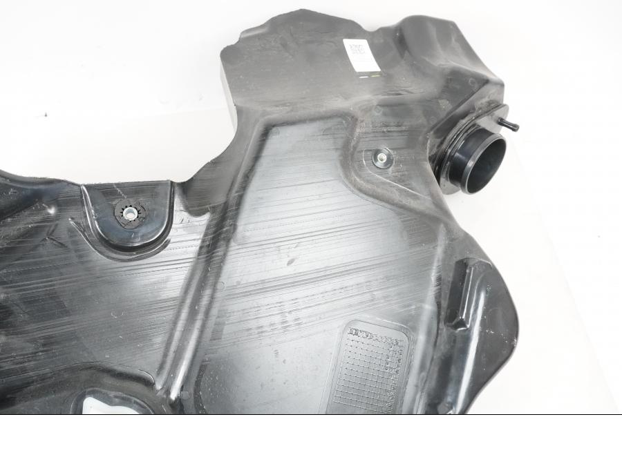 Snett nerifrån på Bensintank från en KTM 1290 Super Adventure S -2022 motorcykel.