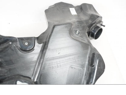 Snett nerifrån på Bensintank från en KTM 1290 Super Adventure S -2022 motorcykel.