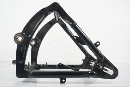 Baksidan på Sving från en H-D Softail Standard FXST -2001 motorcykel.