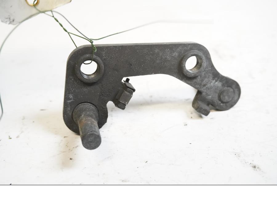 Framsidan på Bromsoksfäste från en Kawasaki Versys 650 -2009 motorcykel.