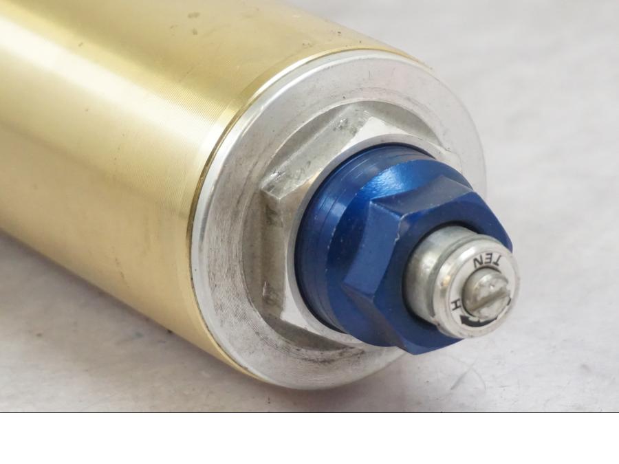 Snett nerifrån på Gaffelben från en Triumph Tiger -2009 motorcykel.