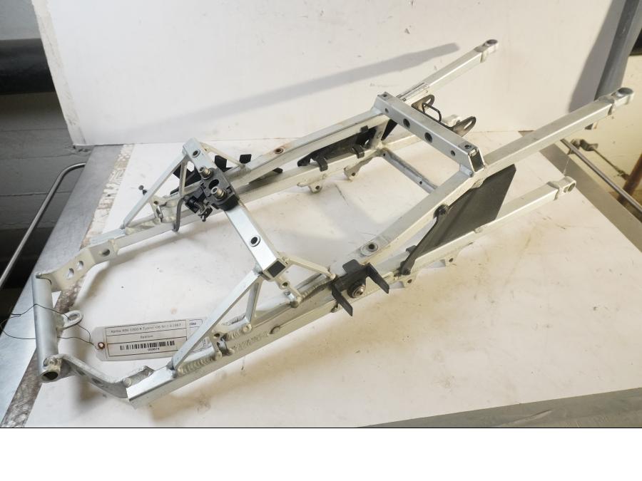 Framsidan på Bakram från en Aprilia RSV 1000 R Tuono -2006 motorcykel.