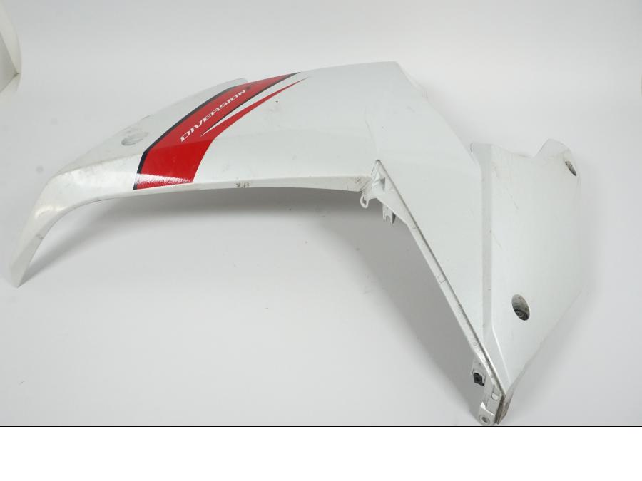 Baksidan på Sidkåpa från en Yamaha XJ 6 -2011 motorcykel.