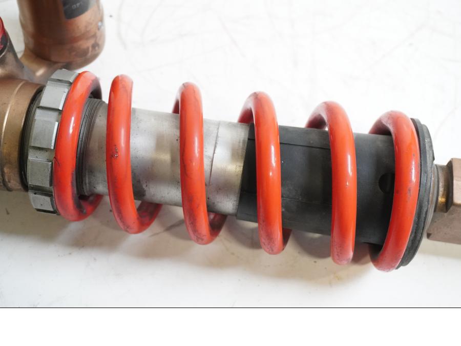 Höger sida på Stötdämpare från en BMW S 1000 RR -2011 motorcykel.