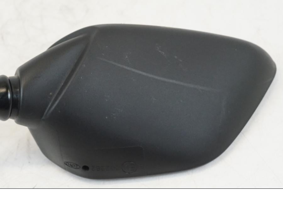 Snett nerifrån på Backspegel från en Yamaha YZF R7 -2022 motorcykel.