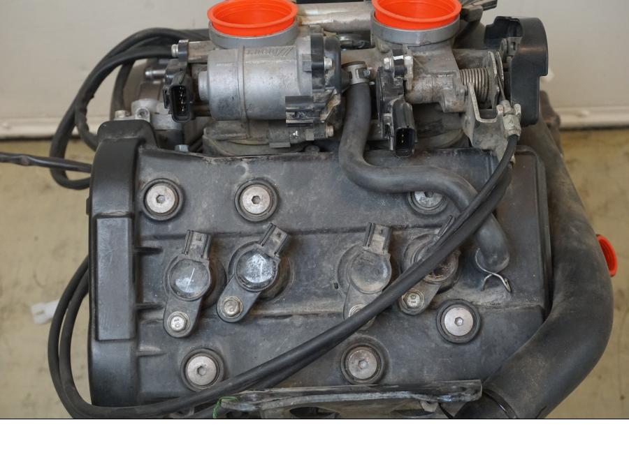 Extrabild6 på <p>Motor från Yamaha XT 1200 Z ABS 2011.</p>

<p>Uppstartad och varmkörd utan anmärkningar.</p>

<p>Finns mindre slitage av lack, repor och ärgat se bilder.</p>

<p>Motornummer: P401E-008770.</p>

<p>Effekt: 80kw / 108hk.</p>

<p>Miltal: 2449 Mil.</p>

<p>Laddar: 14,2V.</p> motorcykel.