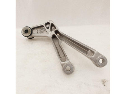 Vänster sida på Fotpinnefäste från en Honda CBR 900 RR -2003 motorcykel.