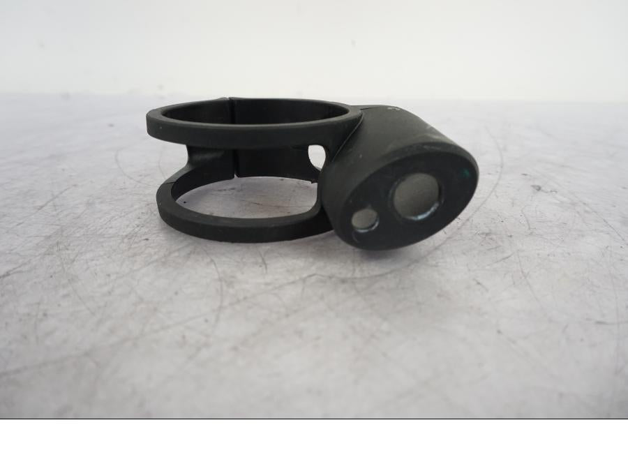 Framsidan på Blinkersfäste från en KTM 1290 Super Duke R -2023 motorcykel.