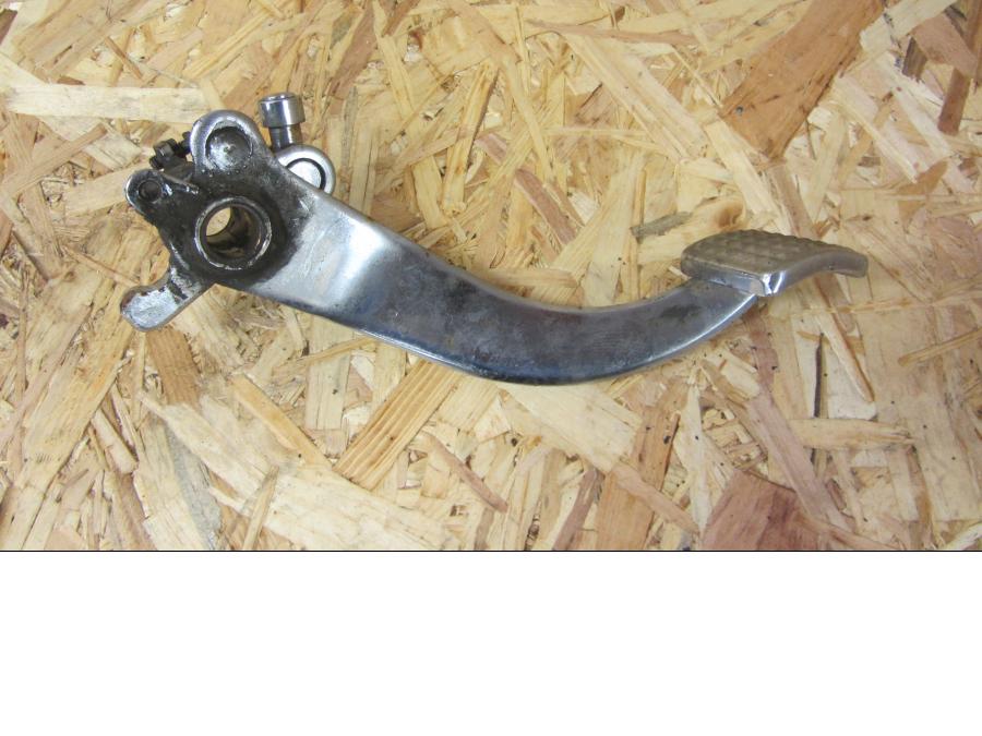 Framsidan på Bromspedal från en Suzuki VS 1400 -1993 motorcykel.