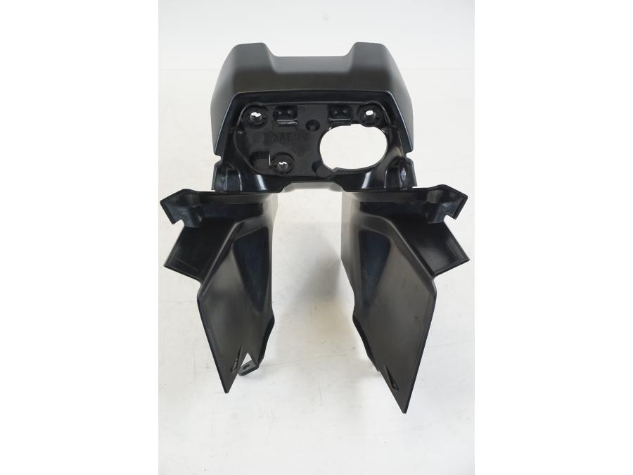 Snett nerifrån på Instrumentkåpa från en Yamaha YZF R7 -2022 motorcykel.