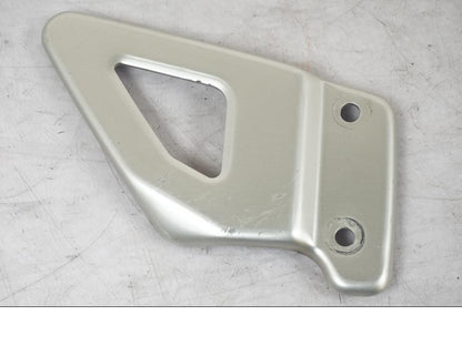 Framsidan på Fotpinnehälskydd från en Suzuki SV 650 -1999 motorcykel.