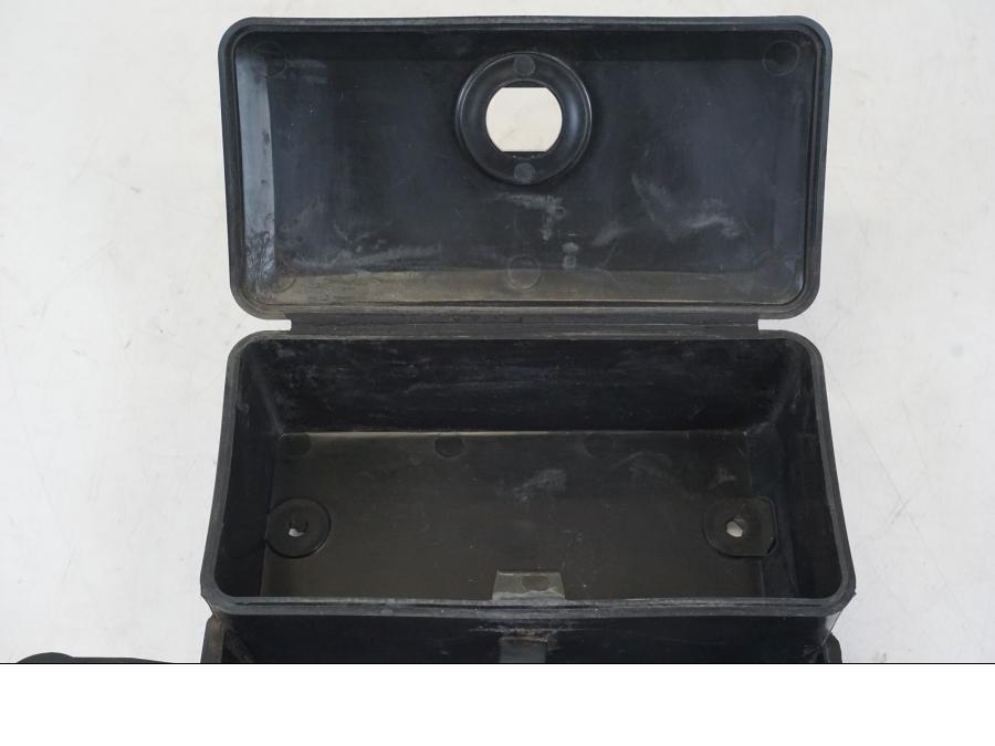 Baksidan på Verktygslåda från en Kawasaki VN 800 -2000 motorcykel.