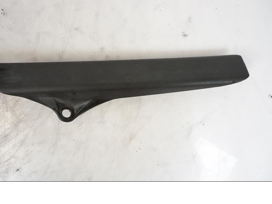 Baksidan på Kedjeskydd från en Yamaha YZF-R 125 -2008 motorcykel.