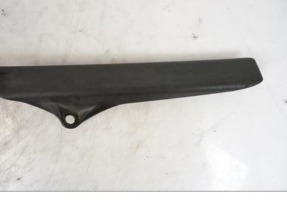 Baksidan på Kedjeskydd från en Yamaha YZF-R 125 -2008 motorcykel.