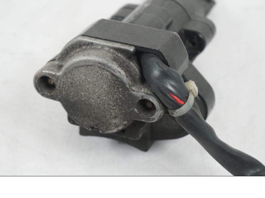 Extrabild4 på <p>Låssats från Suzuki TL 1000 S 1997.</p>

<p>Tändningslås, tanklock, sadellås och 1st nyckel.</p>

<p>Repor finns på tanklocket, slitage av lack på tändningslåset även att gummi skyddet för kabel har ett hål se bild.</p> motorcykel.