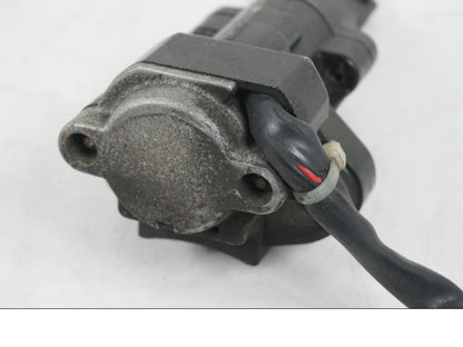 Extrabild4 på <p>Låssats från Suzuki TL 1000 S 1997.</p>

<p>Tändningslås, tanklock, sadellås och 1st nyckel.</p>

<p>Repor finns på tanklocket, slitage av lack på tändningslåset även att gummi skyddet för kabel har ett hål se bild.</p> motorcykel.