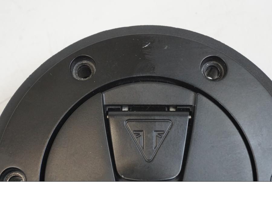 Baksidan på Tanklock från en Triumph Speed Triple -2021 motorcykel.