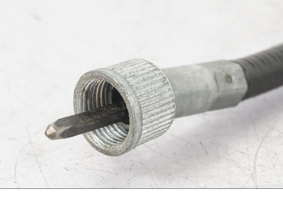 Baksidan på Hastighetsmätarvajer från en Honda NT 650 V -2002 motorcykel.