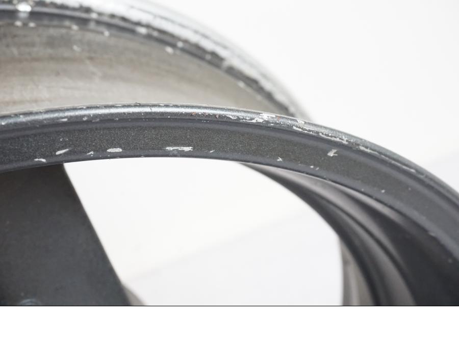 Snett uppifrån på Fälg från en Honda CBR 1000 F -1999 motorcykel.