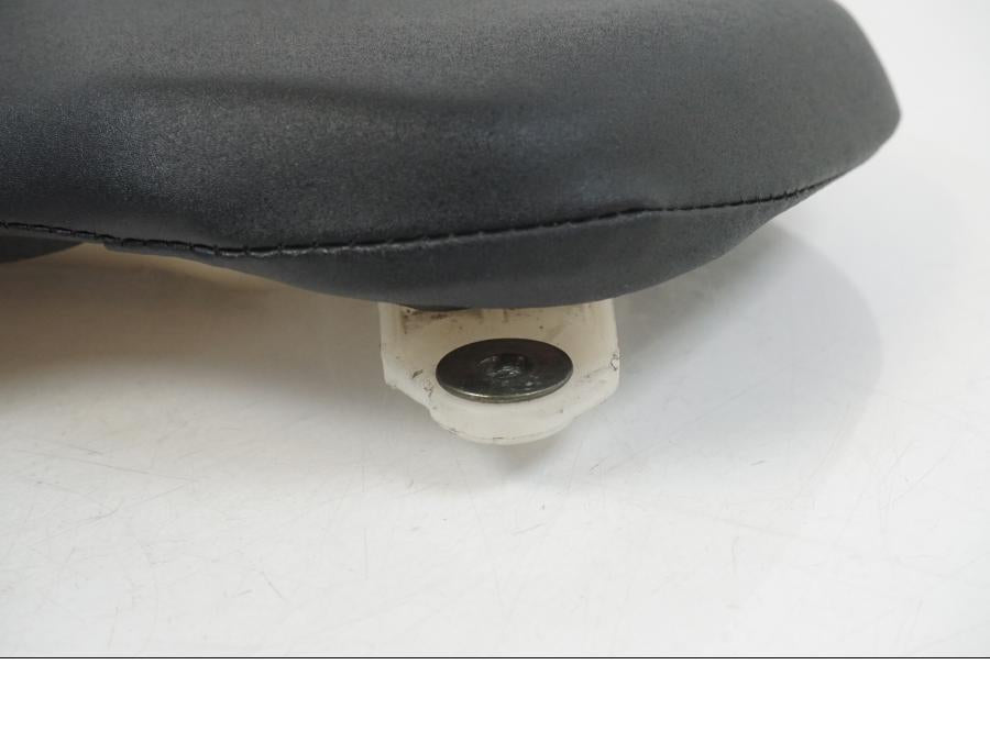 Snett nerifrån på Sadel från en Yamaha YZF 1000 R1 -2007 motorcykel.