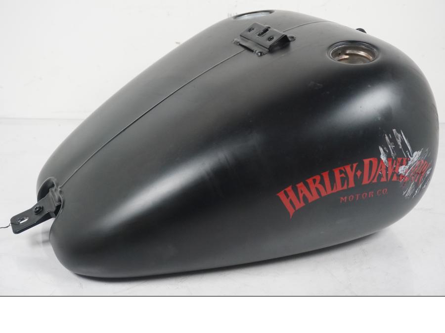 Framsidan på Bensintank från en H-D Softail Standard FXST -2001 motorcykel.