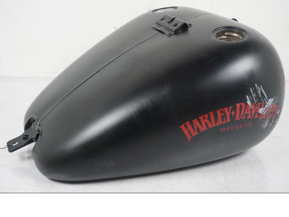 Framsidan på Bensintank från en H-D Softail Standard FXST -2001 motorcykel.