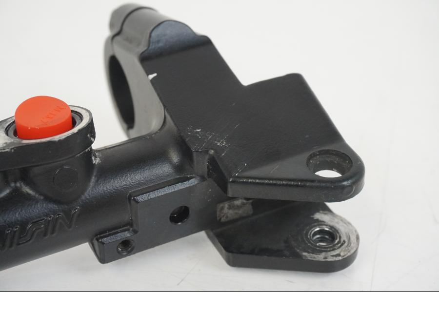 Snett nerifrån på Kopplingslavcylinder från en Suzuki GSX-R 1000 -2007 motorcykel.