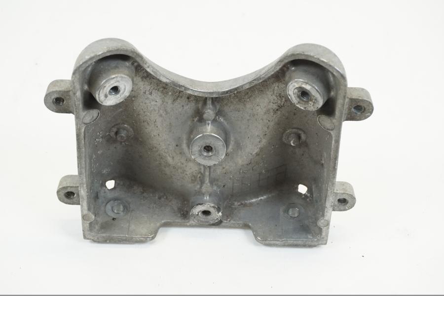 Snett uppifrån på Strålkastarfäste från en Suzuki VL 1500 -1999 motorcykel.