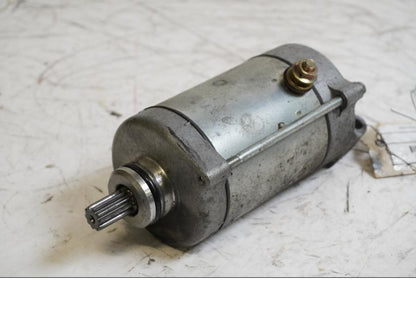 Framsidan på Startmotor från en Honda XL 650 V -2000 motorcykel.