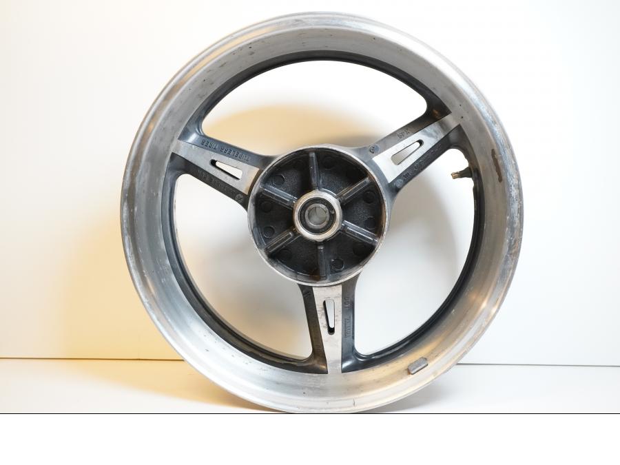 Framsidan på Fälg från en Yamaha XV 1700 -2003 motorcykel.