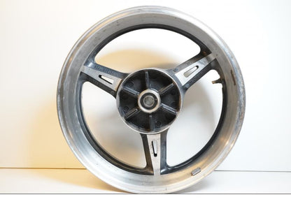 Framsidan på Fälg från en Yamaha XV 1700 -2003 motorcykel.