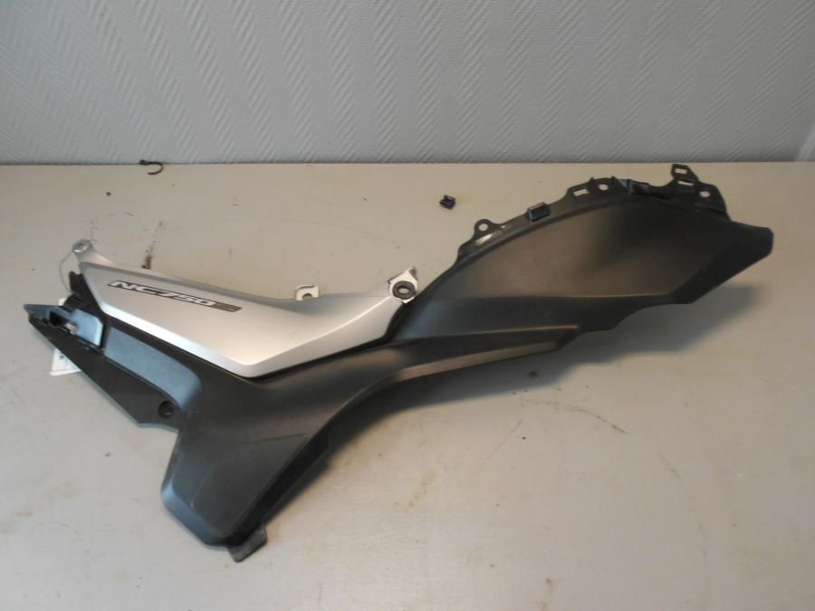 Framsidan på Sidkåpa från en Honda NC 750 S -2017 motorcykel.