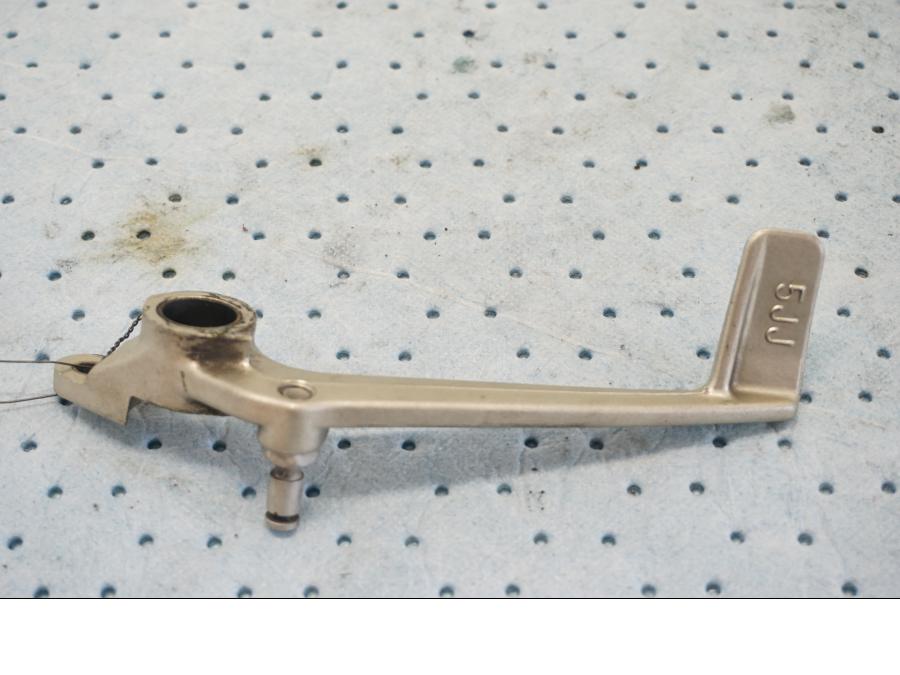 Baksidan på Bromspedal från en Yamaha YZF 1000 R1 -2001 motorcykel.