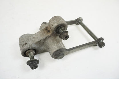 Framsidan på Stötdämparlänkage från en Yamaha BT 1100 -2003 motorcykel.