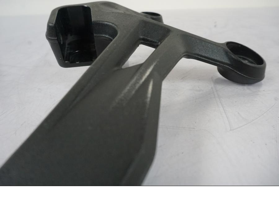 Snett uppifrån på Fotpinnefäste från en KTM 790 Duke -2019 motorcykel.