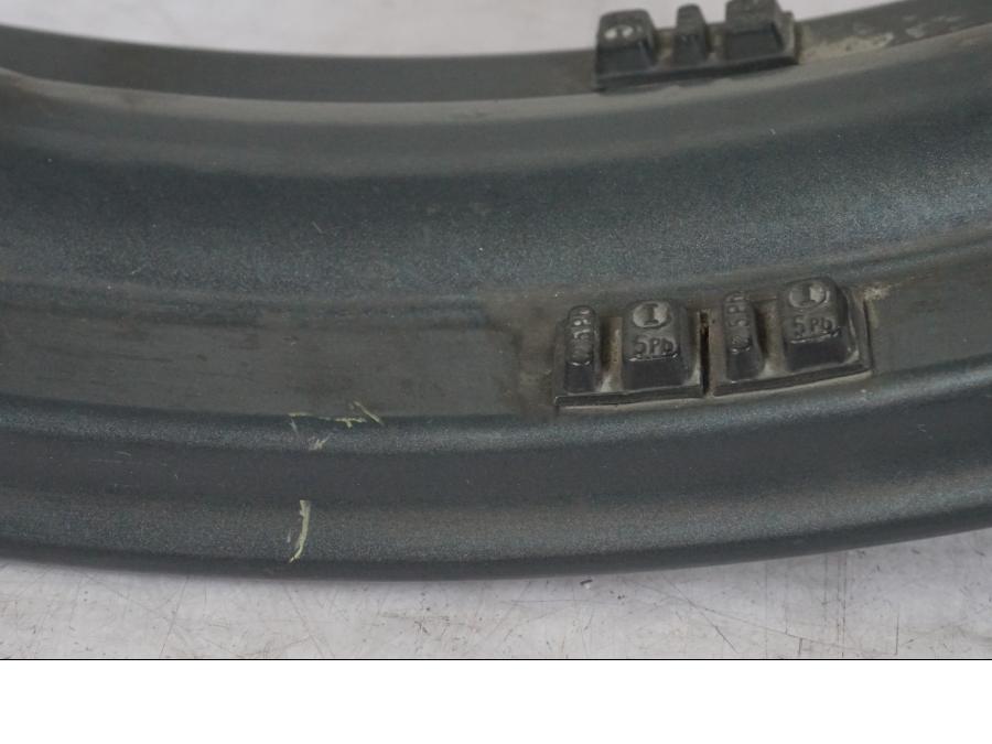 Snett uppifrån på Fälg från en Triumph Tiger Explorer -2013 motorcykel.