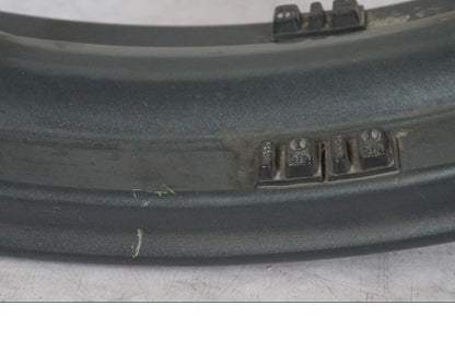 Snett uppifrån på Fälg från en Triumph Tiger Explorer -2013 motorcykel.