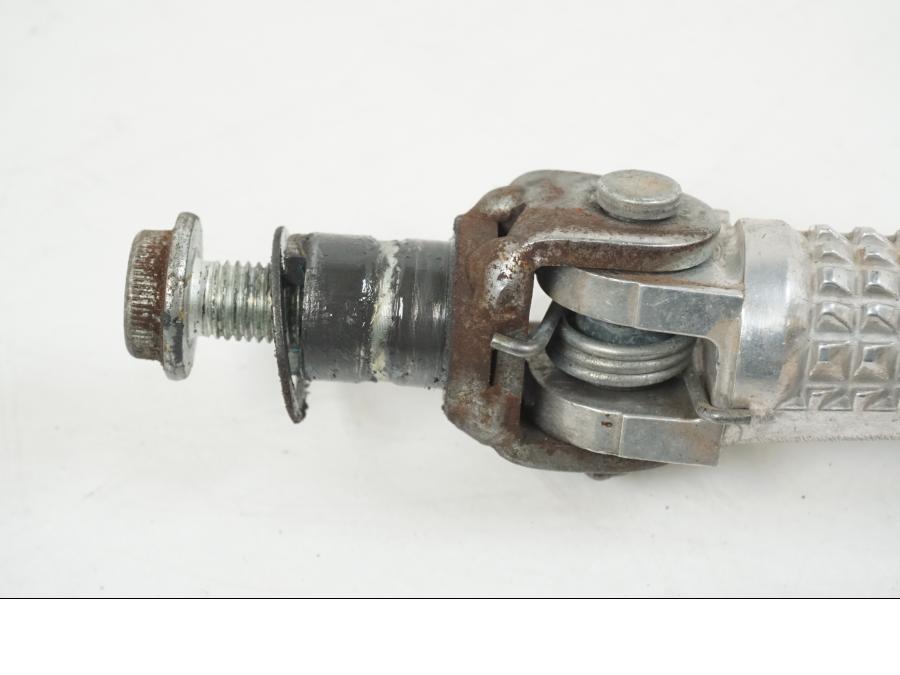 Vänster sida på Fotpinne från en Suzuki GSX-R 750 -2001 motorcykel.