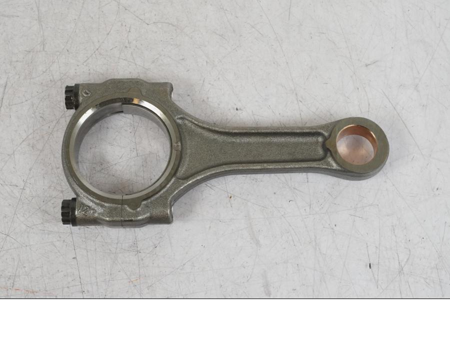 Snett uppifrån på Vevstake från en BMW R 1250 GS -2023 motorcykel.