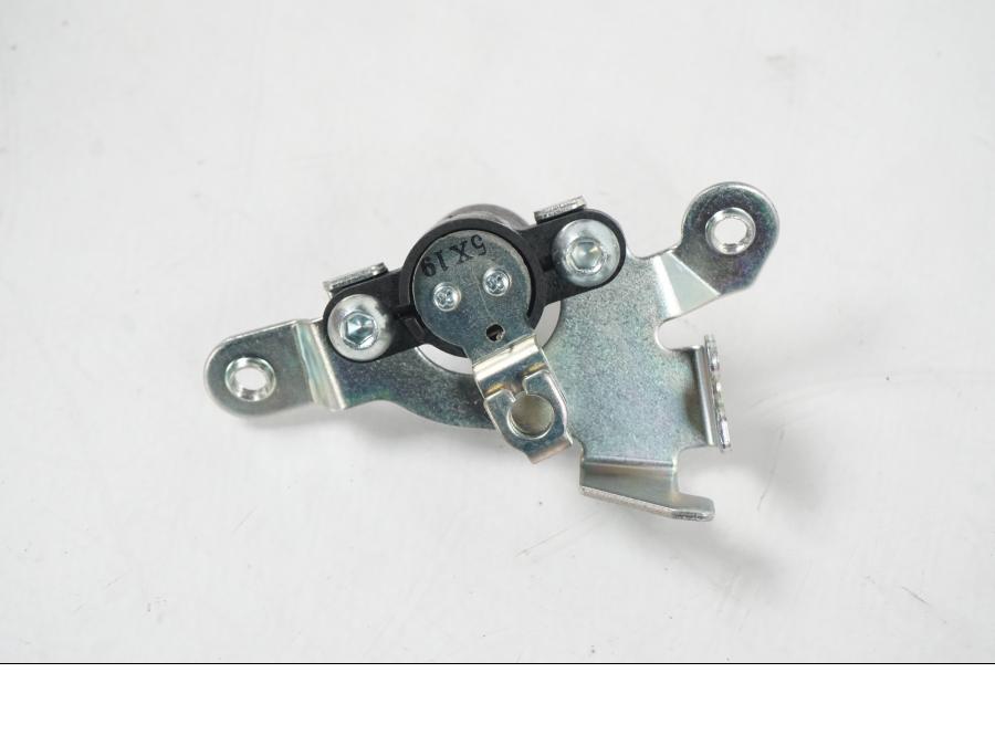 Höger sida på <p>Låssats från Yamaha MT-09 Tracer ABS 2016.</p>

<p>Tändningslås, antenn, cdi/ecu (2SC-8591A-00), tanklock, sadellås, 1st röd nyckel och 2st svarta nycklar</p> motorcykel.