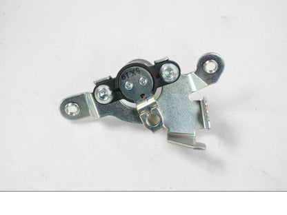 Höger sida på <p>Låssats från Yamaha MT-09 Tracer ABS 2016.</p>

<p>Tändningslås, antenn, cdi/ecu (2SC-8591A-00), tanklock, sadellås, 1st röd nyckel och 2st svarta nycklar</p> motorcykel.