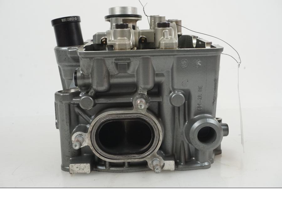 Snett uppifrån på Topplock från en KTM 1290 Super Duke R -2021 motorcykel.