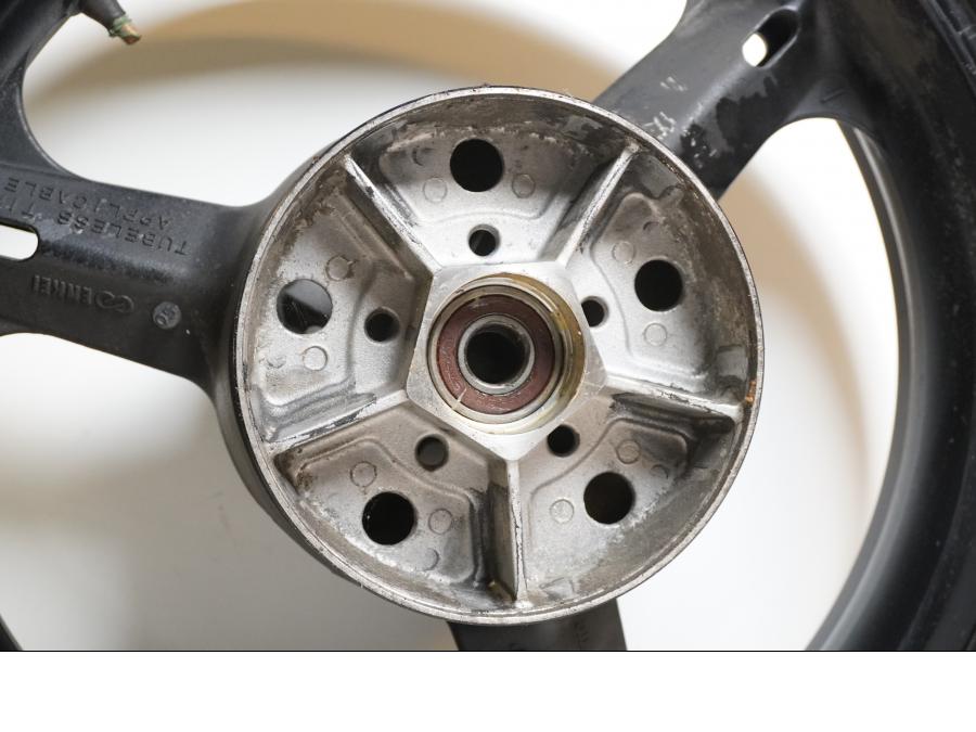 Extrabild2 på Fälg från en Suzuki DL 1000 -2006 motorcykel.