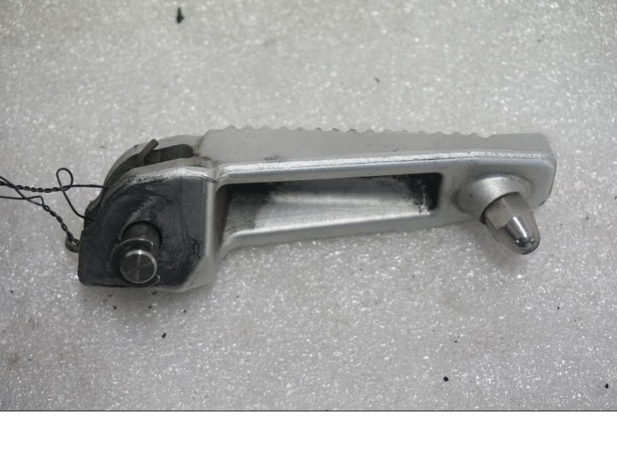 Baksidan på Fotpinne från en BMW K 1300 R -2011 motorcykel.