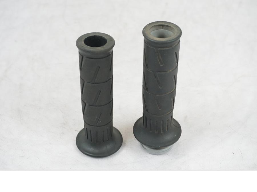 Snett uppifrån på Handtag från en Kawasaki Z 900 -2019 motorcykel.