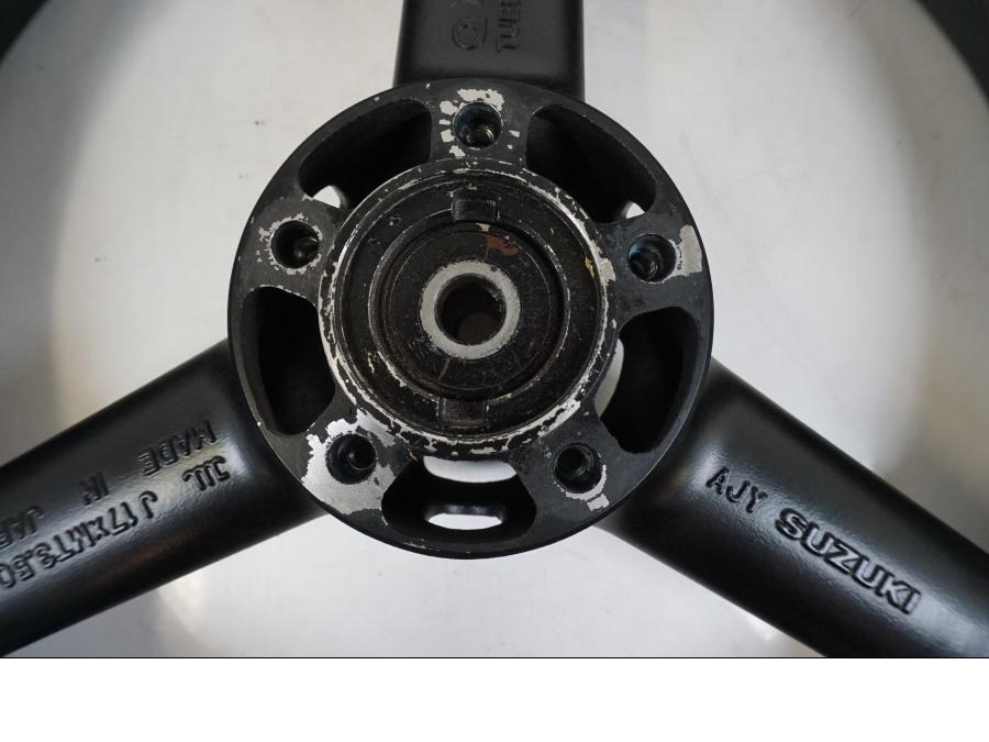 Höger sida på Fälg från en Suzuki GSX 600 F -1998 motorcykel.