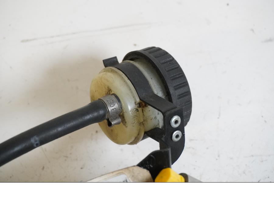 Höger sida på Bromshuvudcylinder från en BMW K 1300 GT -2009 motorcykel.