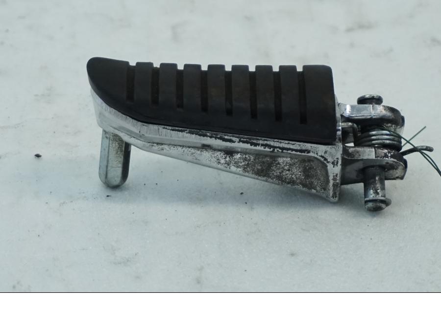 Framsidan på Fotpinne från en Suzuki DL 1000 -2016 motorcykel.